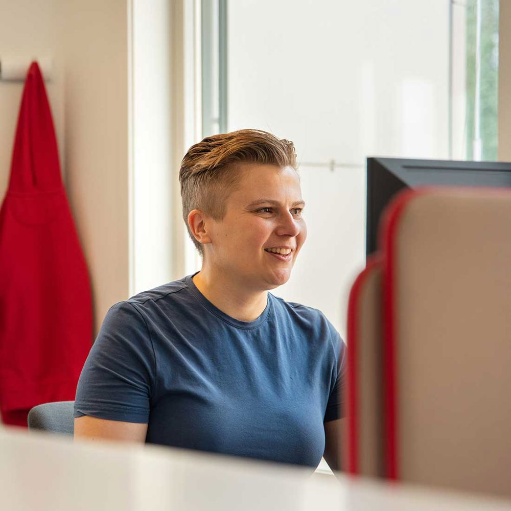 A Veidekke employee working at a computer screen